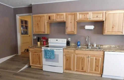 Oaks Corners Apartment | Saint Theresa 2, close to all amenities of the FLX!