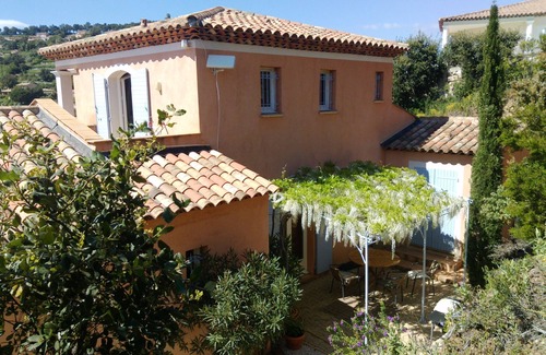 La Nartelle Villa | Sainte Maxime: In a residential area of Ste Maxime, overhanging the Golf course, large view on Ste Maxime and the golf of St Tropez, recent villas for 8 to 10 persons in a quiet and pleasant environement . Easy access to the beaches and Shopping center.