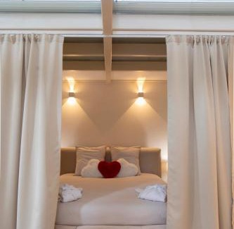 Sainte-Eanne House | Saintly Chapelle