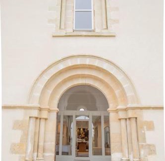Sainte-Eanne House | Saintly Chapelle