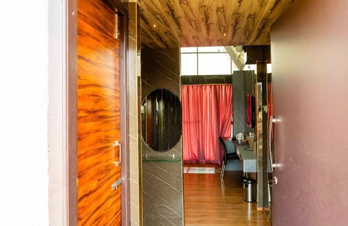 Hyderabad Hotel | Sakhi Lakeview Resort