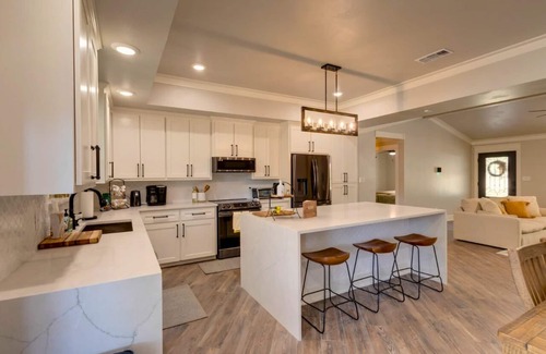 Bell County House | Salado Villa Private Pool, Hot Tub Sleeps 9