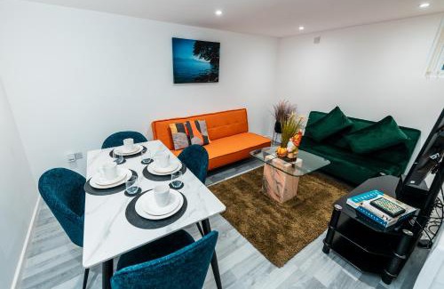 Trafford Apartment | Sale 2-Bedroom Apt - Sleeps 5 - Free Parking