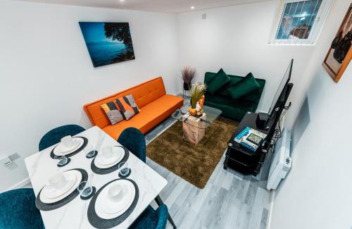 Trafford Apartment | Sale 2-Bedroom Apt - Sleeps 5 - Free Parking
