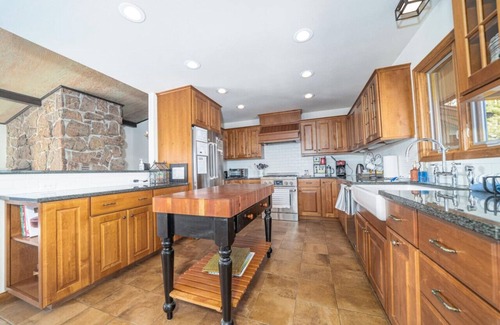 Estes Park House | SALE! Hot tub, king beds, wildlife, fireplace