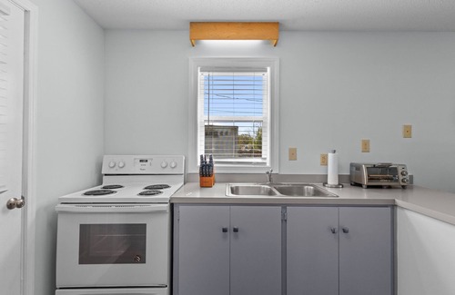 Morehead City Cottage | SALEM HARBOR COTTAGE IN MOREHEAD CITY- cozy; clean, canal view & great location!