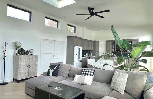 Salem House | Salem Waterfront Couples Retreat - 1 mi Downtown!