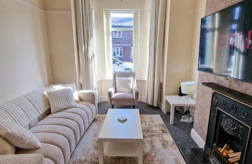 Salford House | Salford Home Sleeps 10 By City SuperHost