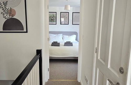 Salisbury House | Salisbury City Centre Entire 2-Bedroom Serviced Accomodation - PennyVille
