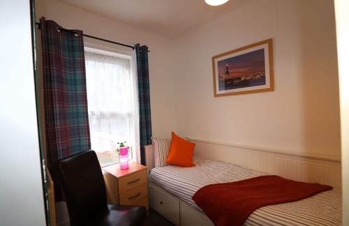 Luton House | Salisbury House - Fully Furnished, Free Wi-Fi, 4 bedroom serviced accommodation