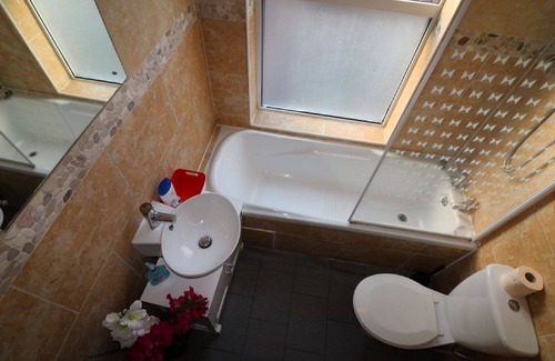 Luton House | Salisbury House - Fully Furnished, Free Wi-Fi, 4 bedroom serviced accommodation