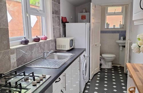 Luton House | Salisbury House - Fully Furnished, Free Wi-Fi, 4 bedroom serviced accommodation