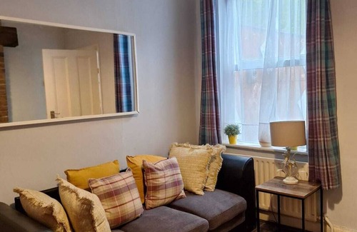 Luton House | Salisbury House - Fully Furnished, Free Wi-Fi, 4 bedroom serviced accommodation