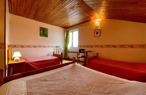 Alleyras Bed & Breakfast | Salmon Room: Comfort for 4, Pets Welcome