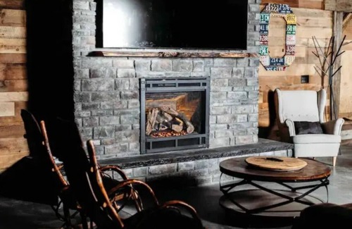 Houston Apartment | SALOON in The Graystone Ranch in the Woods
