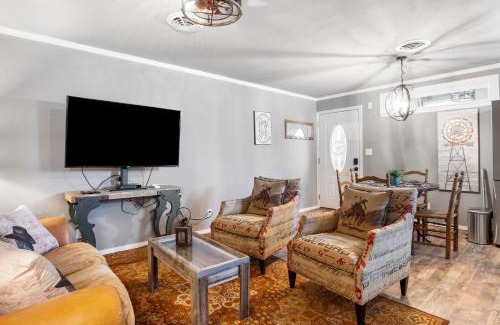 Bandera House | Salt Block - The Cowboy Suite 4