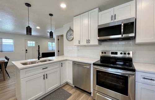 Liberty Wells House | Salt City Dream House w/Hot tub, Fire Pit, Bbq