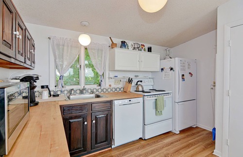 Gloucester House | Salt Island Views: Walking distance to Good Harbor & Long Beach.