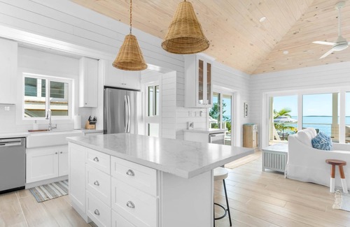 George Town Villa | Salt Shaker Villa, 10-15 minutes to Georgetown with sandbar just offshore!