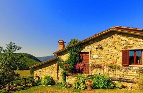 Caprese Michelangelo Villa | Salt Water Pool, Spectacular Scenery, Mountain View