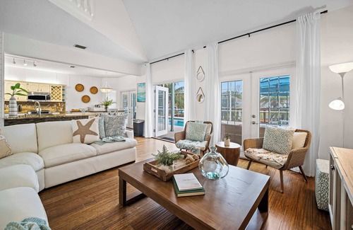 Palm Harbor House | Salt Water Canal Home with Pool