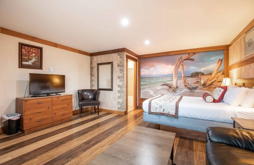 Ocean Shores Hotel | Salt Water Lagoon - Queen Studio Room at Wanderlust Inn, Pet Friendly