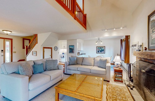 Quechee House | Saltbox townhome with AC, fireplace & deck - near Quechee Club, golf & ski