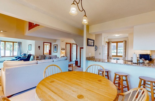 Quechee House | Saltbox townhome with AC, fireplace & deck - near Quechee Club, golf & ski
