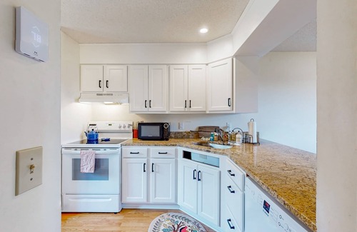 Quechee House | Saltbox townhome with AC, fireplace & deck - near Quechee Club, golf & ski