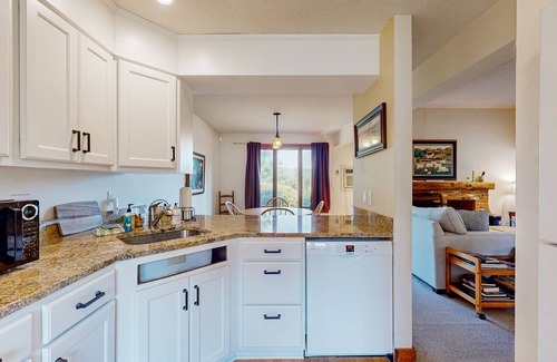 Quechee House | Saltbox townhome with AC, fireplace & deck - near Quechee Club, golf & ski