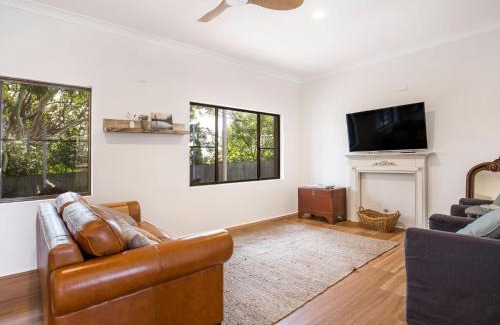 Culburra Beach House | Saltbush Cottage Pet Friendly 1 Min Walk to Beach