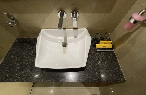 DLF Phase 5 Hotel | Saltstayz Select - Galleria Market & Golf Course Road