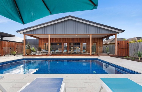 Rye House | Saltwater FIELD-650m to beach+8m heated*POOL-6 bedrooms, up to 22 guests FOXTELn