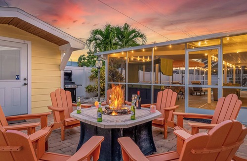 Bradenton House | 🍊Saltwater Heated Pool, Massage Chair, 12 Mins from Anna Maria, Sleeps 12