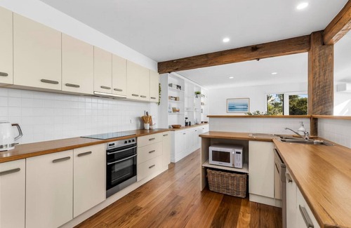 Ocean Grove House | Saltwater House - Opposite the beach + lake