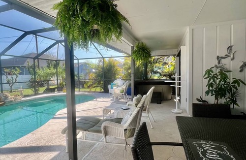 Englewood East House | Saltwater pool, jacuzzi, close to stunning beaches, fishing, kayaking and golf!