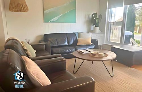 Victor Harbor House | Saltwater Sunsets Seaside Haven with Ocean Views