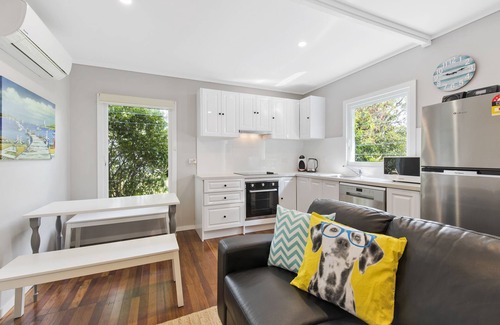 Moreton Bay Region House | Salty Dog Cottage - Pets Welcome - 400m to Kings Beach