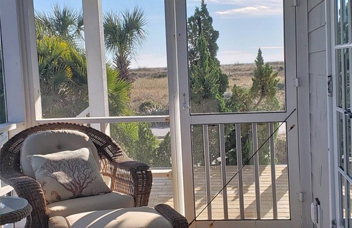 South Beach House | Salty Dog exudes relaxed beach vibes and delights with awesome ocean vistas.