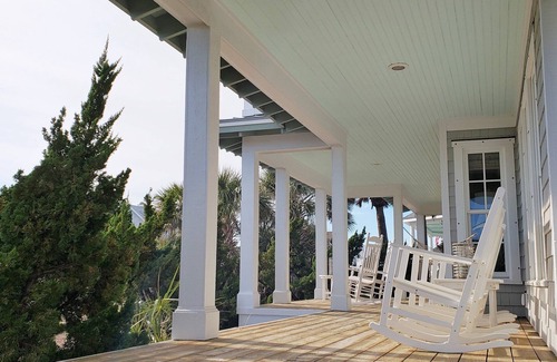 South Beach House | Salty Dog exudes relaxed beach vibes and delights with awesome ocean vistas.