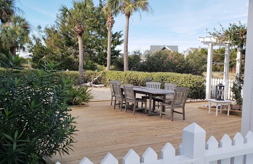 South Beach House | Salty Dog exudes relaxed beach vibes and delights with awesome ocean vistas.