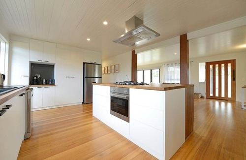 Rosebud House | Salty Escape - Family friendly 4 bedroom, 2 bathroom house with Smart TVs and WIFI