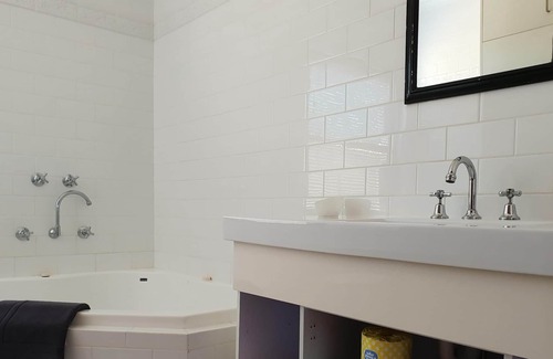 Glenelg South House | Salty Eyre Glenelg is a cottage in Glenelg South that sleeps 4 guests.