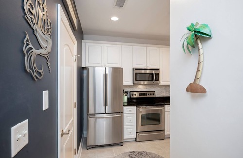 Yaupon Beach Condo | Salty Girl: Coastal Condo Close to Pier, Restaurants