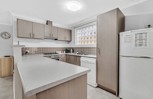 Broadwater House | Salty Sands | 2BR Cottage | Walk to the Beach