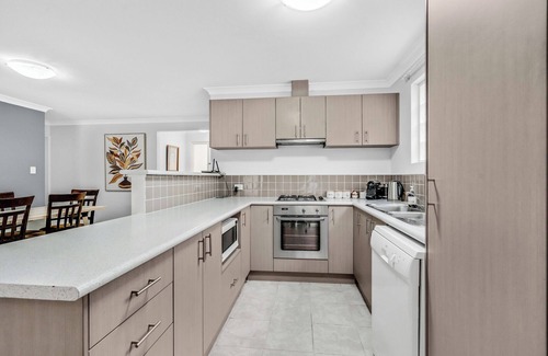 Broadwater House | Salty Sands | 2BR Cottage | Walk to the Beach