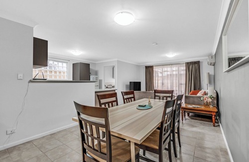 Broadwater House | Salty Sands | 2BR Cottage | Walk to the Beach