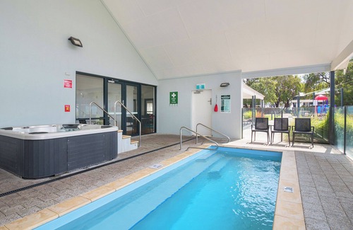 Broadwater House | Salty Sands | 2BR Cottage | Walk to the Beach