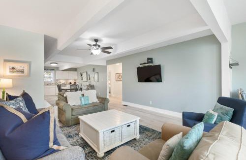 Sunset Point Villa | Salty Shack Unit B - Salty Shack - Dog Friendly Home - Across from the Beach - Central Location!