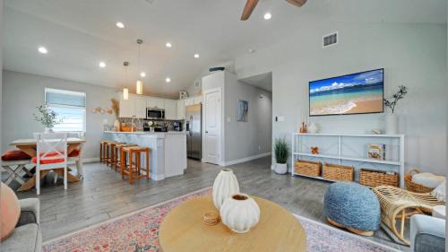 Cinnamon Shore House | Salty Texan by AvantStay Central Location Views